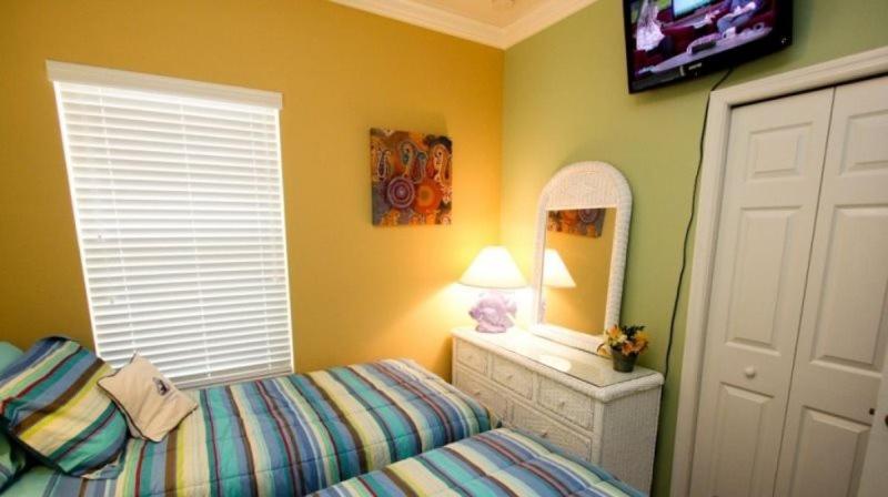 Upgraded 3 Bedroom 2 Bath Town Home 1.5 Miles To Disney Main image 2